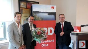 SPD-Kreisvorsitzender Thomas Gosmann und Geschäftsführer Michael Weidig gratulieren Wolfgang Langenohl zur gewonnen Wahl