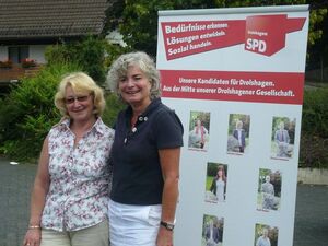 Petra Crone (rechts) zusammen mit Gabriele Valpertz (Ratskandidatin im Wahlbezirk Iseringhausen und Listenplatz 3)